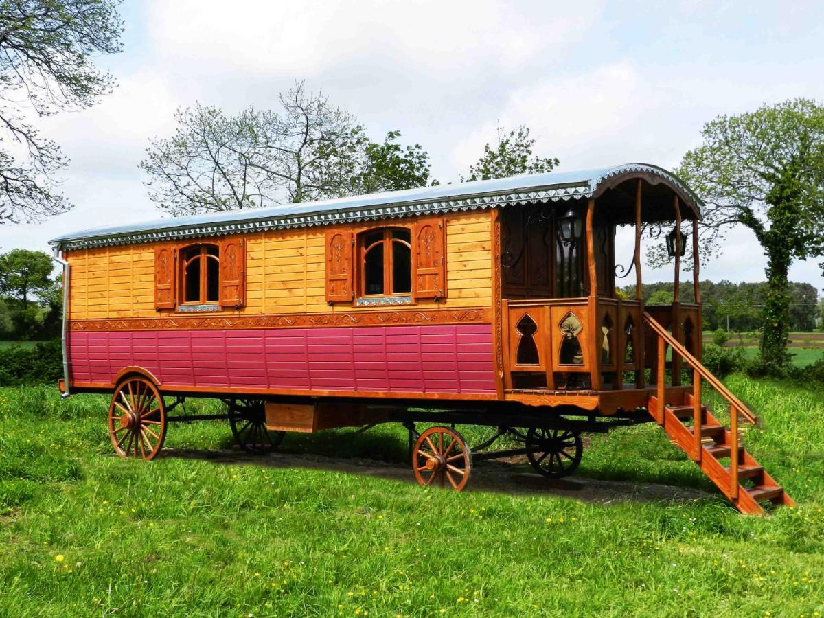 Une Roulotte Et Des Chevaux Trefflean Exterior photo