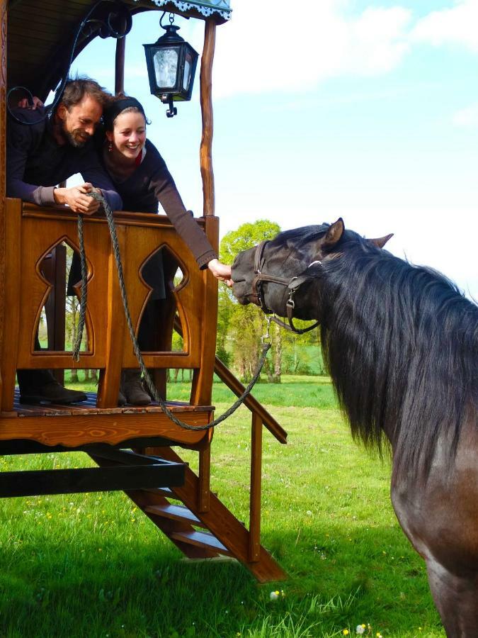 Une Roulotte Et Des Chevaux Trefflean Exterior photo